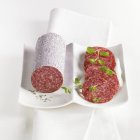 Morceau de salami et tranches — Photo de stock