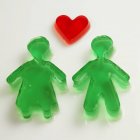 Corazón de gelatina roja y figuras verdes - foto de stock