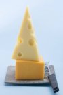 Cheddar com faca de queijo — Fotografia de Stock