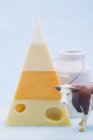 Pirámide de quesos duros - foto de stock