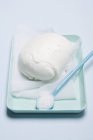 Сырный шарик Моцарелла и ложка соли — стоковое фото