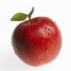 Свежее красное яблоко с листом — стоковое фото