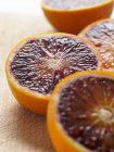 Oranges sanguines coupées en deux — Photo de stock