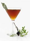 Крупним планом вид чаю з лавровим листям у скам'янілому склі — стокове фото