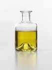 Aceite de oliva en botella - foto de stock
