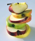 Scheiben mit bunten Äpfeln — Stockfoto
