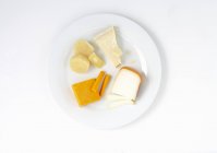 Vários queijos na chapa — Fotografia de Stock
