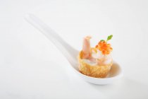 Croustade filled with prawn and salmon caviar — Stock Photo