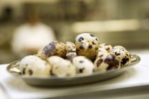 Перепелиные яйца на тарелке — стоковое фото