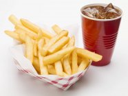 Cola und Portion Pommes frites — Stockfoto