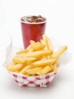 Cola e porção de batatas fritas — Fotografia de Stock