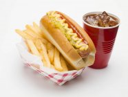 Hot dog con papas fritas y cola - foto de stock