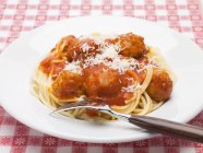 Spaghetti con polpette in salsa di pomodoro — Foto stock