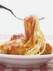 Massa de espaguete com almôndegas em molho de tomate — Fotografia de Stock