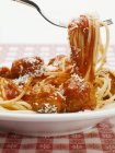 Паста-спагетти с фрикадельками в томатном соусе — стоковое фото
