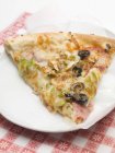 Scheibe Pizza mit Schinken — Stockfoto