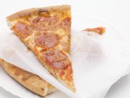 Кусочки пиццы с салями — стоковое фото