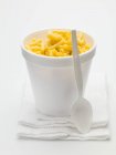 Macarrones y queso en taza de plástico - foto de stock
