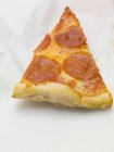 Fatia de pizza de salame — Fotografia de Stock