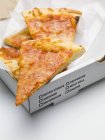 Pizza rebanada con salami - foto de stock