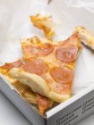 Pizza in Scheiben mit Salami — Stockfoto