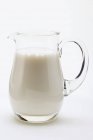 Молоко в стеклянном кувшине — стоковое фото