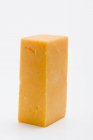 Pezzo di formaggio Cheddar — Foto stock