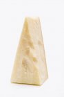 Кусок сыра пармезан — стоковое фото
