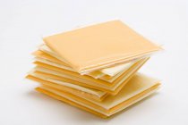Fatias de queijo embrulhadas em plástico — Fotografia de Stock