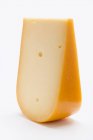 Шматок сиру Гауда — стокове фото