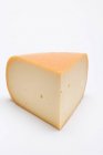 Pedazo de queso Edam - foto de stock
