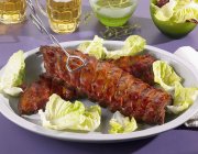 Spare ribs with lettuce — Stock Photo