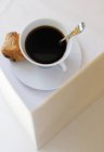 Tazza di caffè nero con pasticceria — Foto stock