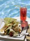 Salade nioise and juice — Stock Photo