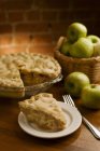 Ломтик домашнего яблочного пирога — стоковое фото