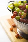 Свіжий червоний і зелений виноград — стокове фото