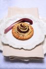 Sfogliette con cipolle candite - Засахаренный луковый пирог на белой тарелке поверх полотенца — стоковое фото