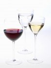 Bicchieri con lettura e vino bianco — Foto stock