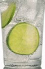Gin et tonique avec tranches de citron vert — Photo de stock