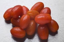 Tomates de ciruela pequeños - foto de stock