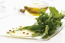Rucola fresca con olio d'oliva — Foto stock