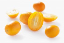 Frische halbierte Kumquats — Stockfoto