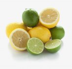 Limas y limones frescos a la mitad - foto de stock