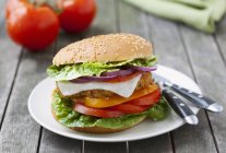 Burger végétarien avec galette de légumes — Photo de stock