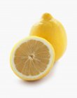 Limón fresco con la mitad - foto de stock