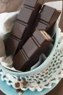 Bares de chocolate na tigela — Fotografia de Stock