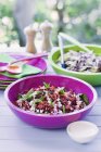 Saladas de couve em tigelas coloridas — Fotografia de Stock