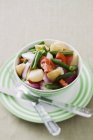 Ensalada de verduras con patatas y cebollas - foto de stock
