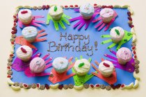 Torta di compleanno condita con cupcake — Foto stock