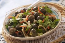 Un bol de salade d'olives marinées — Photo de stock